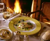 Pochiertes Zanderfilet mit feinem Gemüse und Vanille-Butter