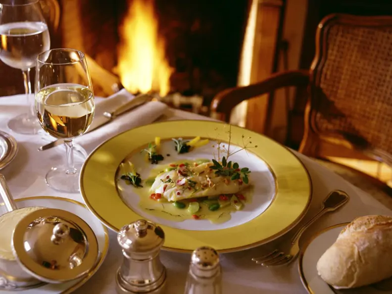 Pochiertes Zanderfilet mit feinem Gemüse und Vanille-Butter