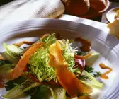 Gemischter Salat mit Lachs und Senf-Dressing