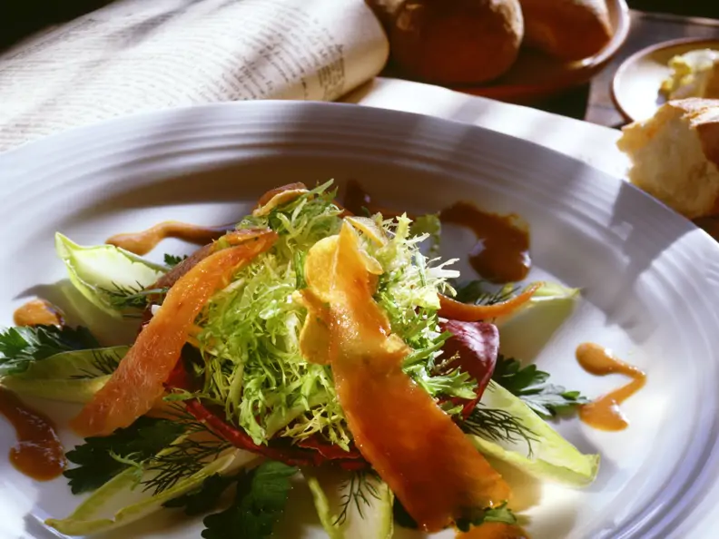 Gemischter Salat mit Lachs und Senf-Dressing