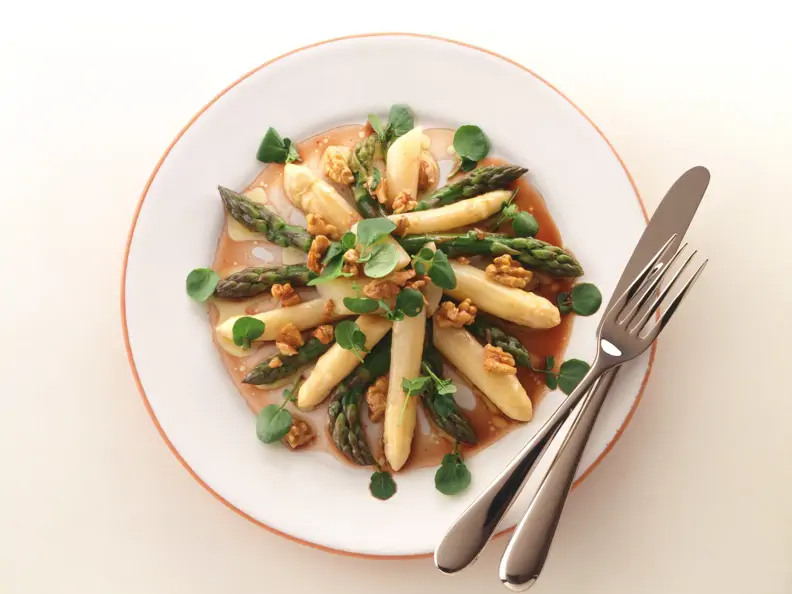 Spargelsalat mit Brunnenkresse und Walnußvinaigrette