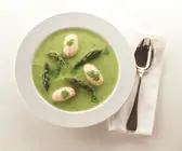 Suppe von grünem Spargel mit Lachsklößchen