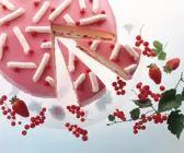 Quark-Sahnetorte mit roten Johannisbeeren und Erdbeeren