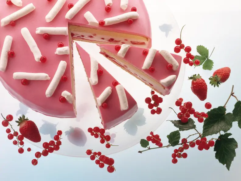 Quark-Sahnetorte mit roten Johannisbeeren und Erdbeeren
