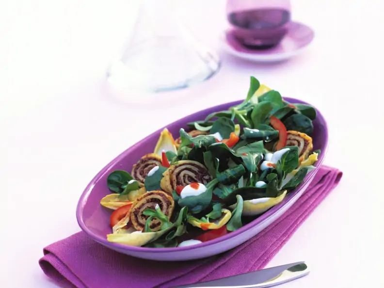 Feldsalat mit Oliven-Crêpes und Joghurtsauce