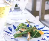 Gegrillter Lachs mit feinem Gemüse