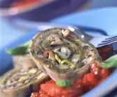 Spinat-Nudelroulade mit Pilzfüllung