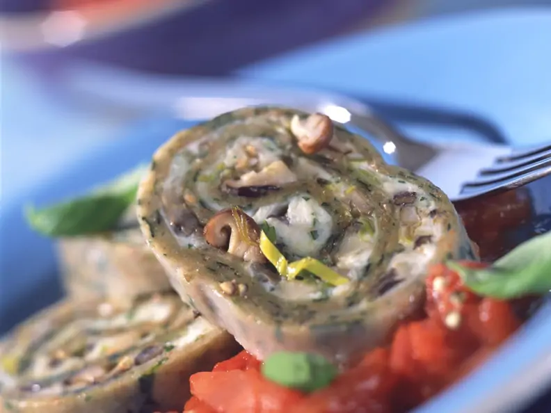 Spinat-Nudelroulade mit Pilzfüllung