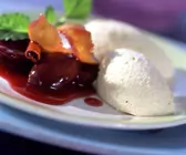 Marzipanmousse mit Zimtzwetschgen