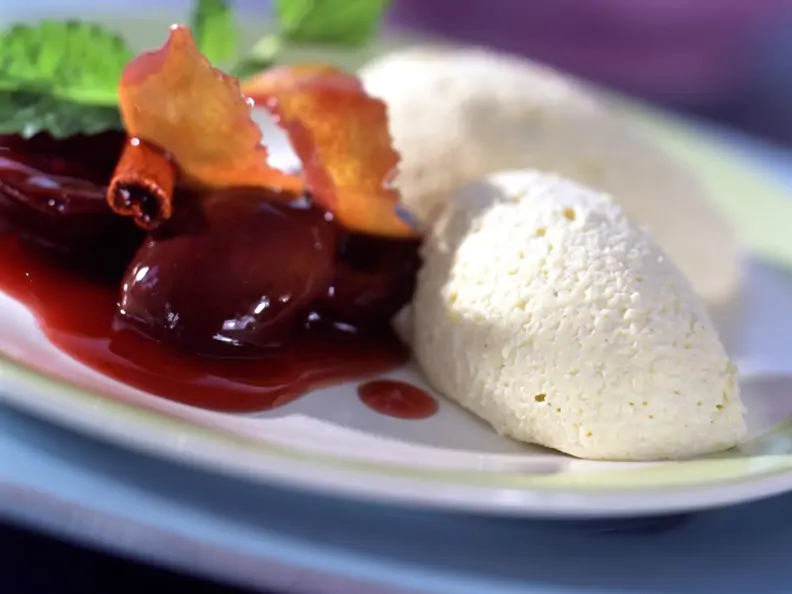 Marzipanmousse mit Zimtzwetschgen