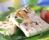 Zimtparfait mit Krokant und Früchten