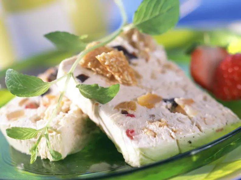 Zimtparfait mit Krokant und Früchten