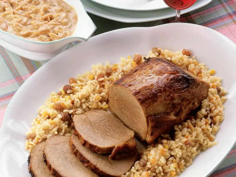 Rinderbraten mit Zwiebelsauce und Gemüsereis