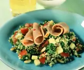 Petersilien-Hirse-Salat mit Putenwurst