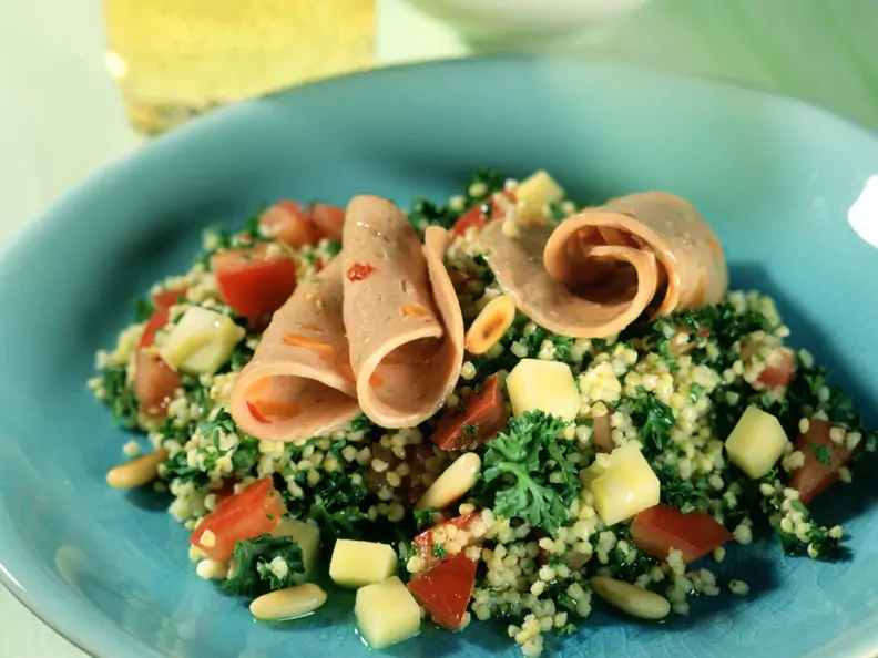 Petersilien-Hirse-Salat mit Putenwurst