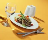 Nussbrot mit Rinderfilet und Linsensalat