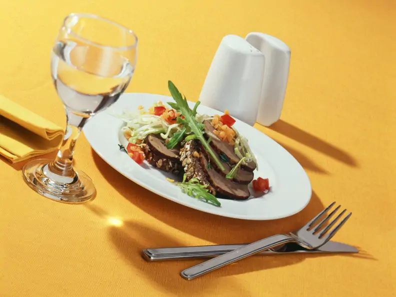 Nussbrot mit Rinderfilet und Linsensalat