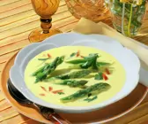 Scharfe Kokoscremesuppe mit grünem Spargel