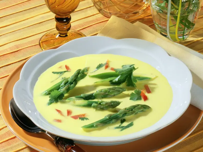 Scharfe Kokoscremesuppe mit grünem Spargel