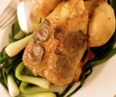 Trüffel-Poularde auf Lauchzwiebeln
