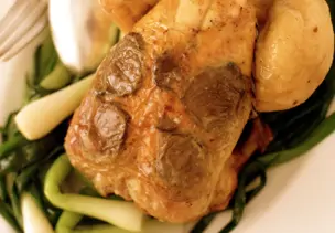 Trüffel-Poularde auf Lauchzwiebeln