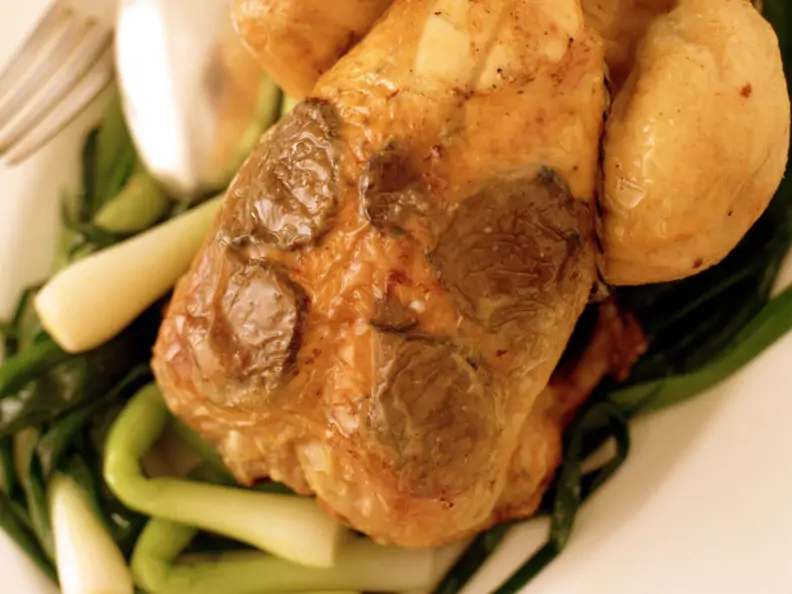 Trüffel-Poularde auf Lauchzwiebeln