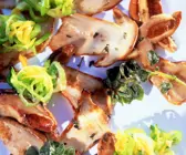 Salat von gebratenen Steinpilzen