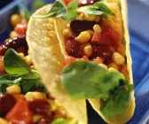 Gefüllte Tacos mit Bohnen und Mais