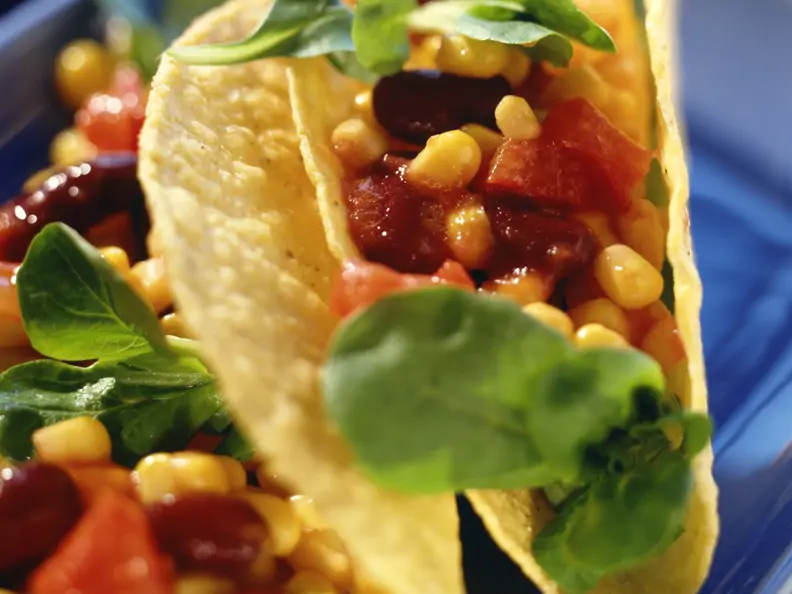 Gefüllte Tacos mit Bohnen und Mais