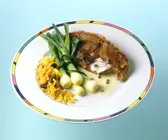 Lammkoteletts mit Frühlingszwiebeln und Curryreis