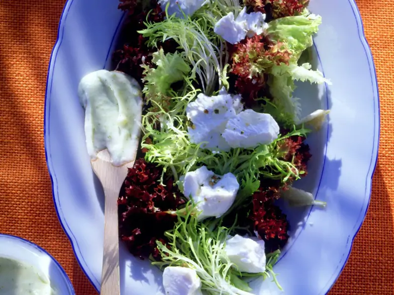 Blattsalat mit Ricotta und Kartoffeldressing