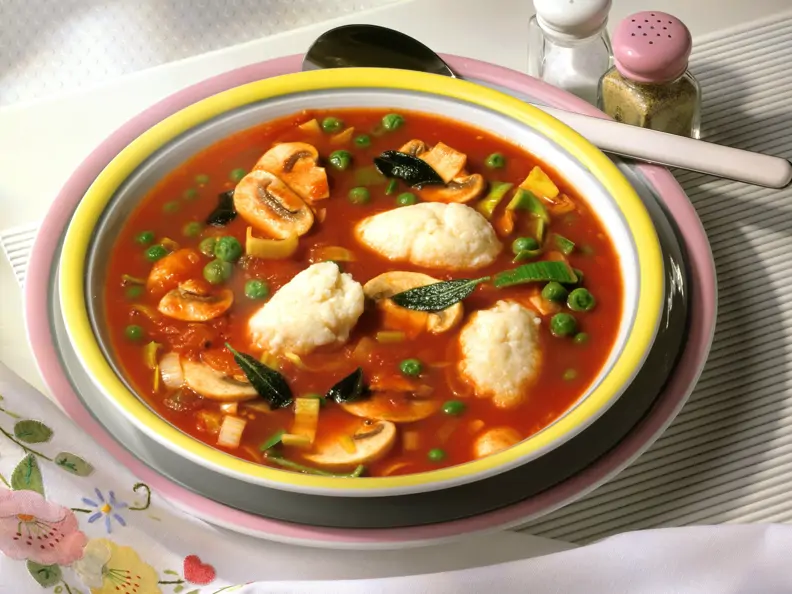 Tomatensuppe mit Grießklößchen