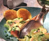 Matjesfilets mit Gurken-Salat