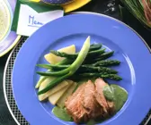 Rinderfilet mit Kräutersauce und grünem Spargel