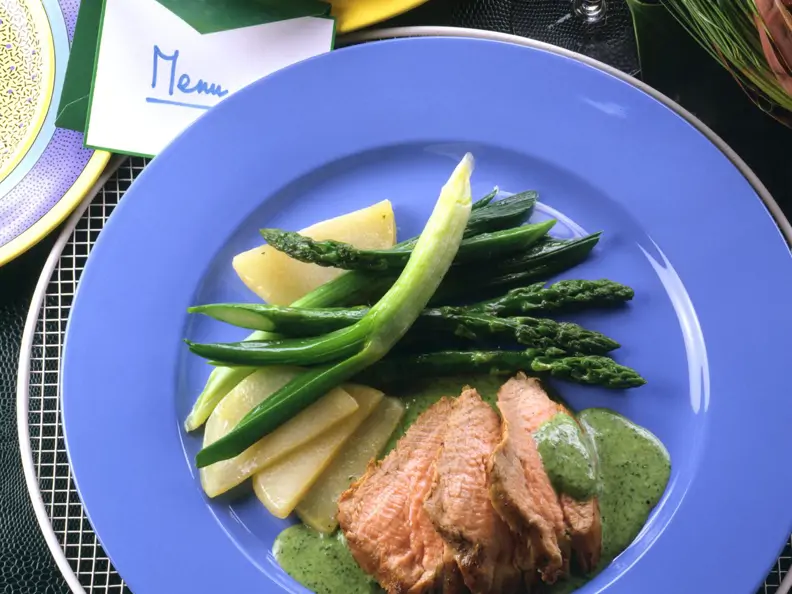 Rinderfilet mit Kräutersauce und grünem Spargel