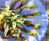 Nudelsalat mit gebratenen Zucchiniblüten