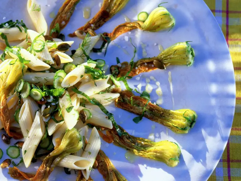 Nudelsalat mit gebratenen Zucchiniblüten