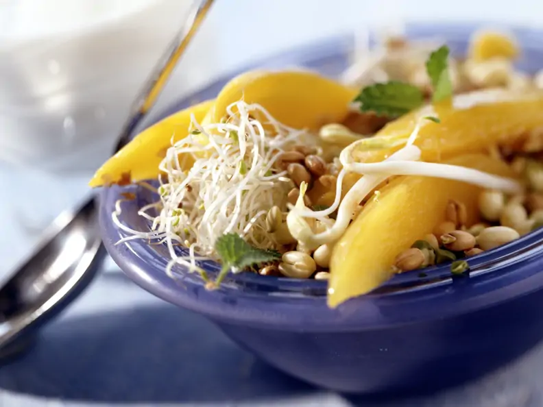 Mangosalat mit Sprossen