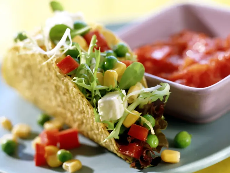 Tacos mit buntem Salat