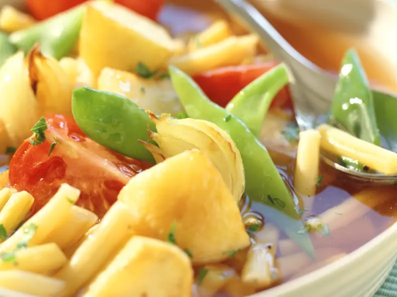 Klare Kartoffelsuppe mit Wachsbohnen