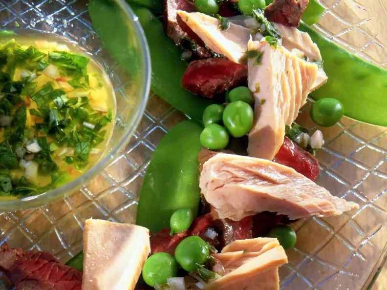 Gemüsesalat mit Thunfisch und Kalbfleisch
