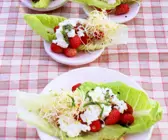 Walderdbeer-Salat mit Sprossen