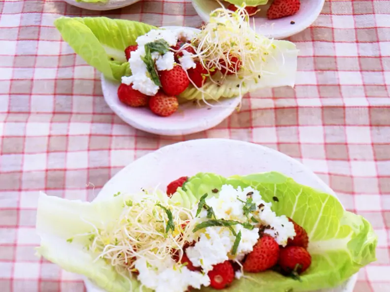 Walderdbeer-Salat mit Sprossen