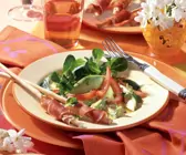Avocado-Feldsalat mit Parmaschinken-Grissini