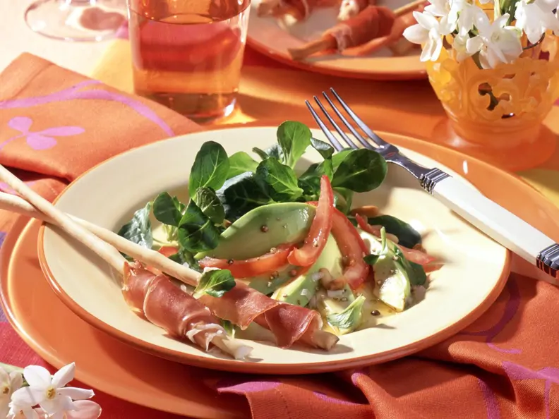 Avocado-Feldsalat mit Parmaschinken-Grissini