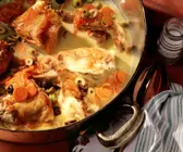 Geschmortes Kaninchen in Senfsauce mit Oliven