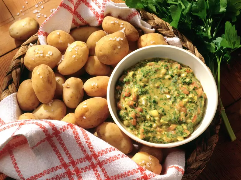 Pellkartoffeln mit Tomaten-Kräuter-Sauce