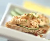 Dinkelbrot mit Paprikacreme und Gurken