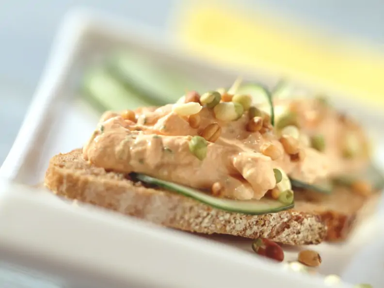 Dinkelbrot mit Paprikacreme und Gurken
