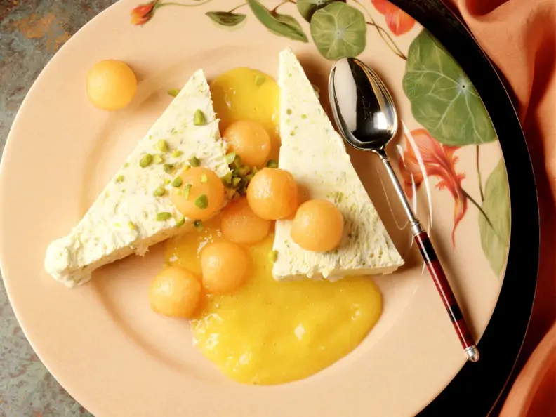 Pistazienparfait mit Aprikosen